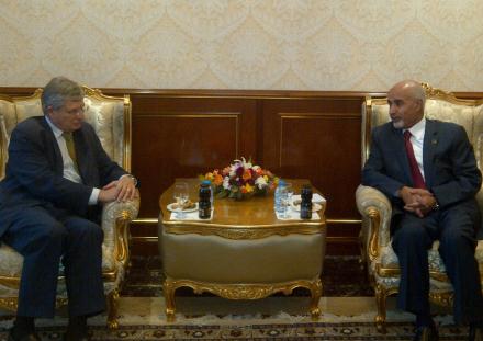 الرئيس الليبي محمد Magarief (يمين) في اجتماع مع تونيو بورج.