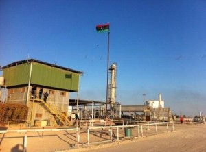 محتجون يوقفون العمليات بميناء الزويتينة