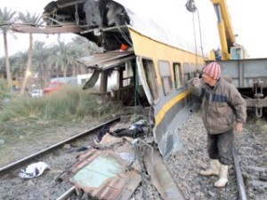 عربة القطار بعد ان انشطرت إلى نصفين (رويترز)