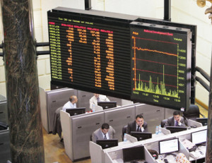 متعاملون يتابعون الأسهم في بورصة القاهرة. رويترز