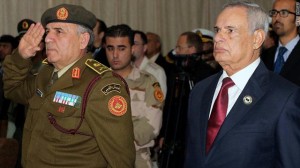 البرغثي (إلى يمين الصورة) في مناسبة سابقة