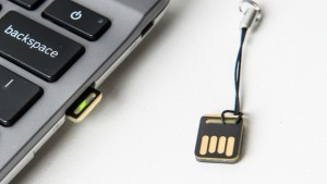تحاول جوجل التخلص من كلمات المرور واستبدالها بأسلوب دخول فيزيائي بمساعدة منفذ USB