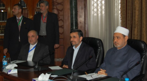 الرئيس الإيراني أحمدي نجاد لدى لقائه شيخ الأزهر أحمد الطيب الثلاثاء (وكالات)