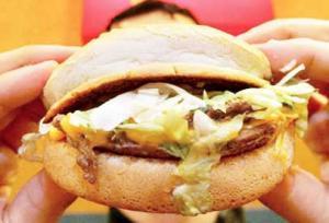 ركز في الساندويش قبل التهامه...