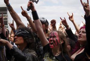 حركات وطقوس غريبة