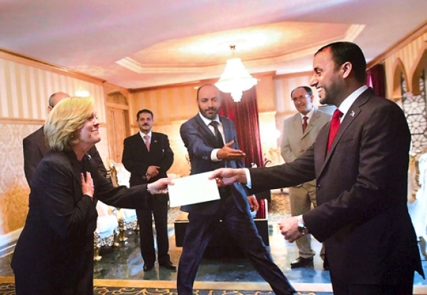 ديبورا جونز تؤكد حرصها على تطوير التعاون مع ليبيا