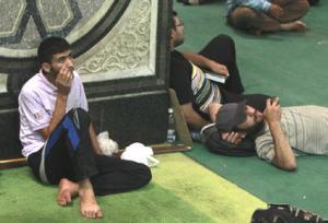 خارج المسجد: الاخوان دمروا البلد وحياتنا