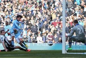 سيتي يتألق ويتقدم على يونايتد