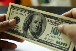 ضعف المنافسين يمدد عمر للدولار..