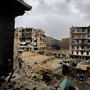 آثار قصف طائرات الجيش السوري علي أحد أحياء مدينة حلب (أرشيف)