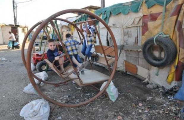 نازحون سوريون يلهون في مدينة طرابلس شمال لبنان في اول ايام العيد 15 تشرين الاول/اكتوبر 2013