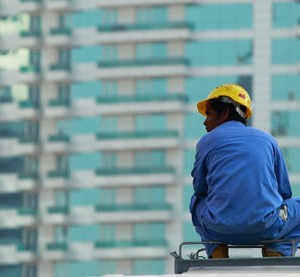 العمال الاجانب يدفعون ثمن تنظيم كأس العالم.. بحياتهم 