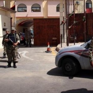 أربعة حراس فقط كانوا يحرسون 220 معتقلًا جنائيًّا وسياسيًّا في السجن يوم الجمعة 