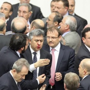 النائب التركي علي إحسان عضو حزب الشعب الجمهوري بعد إصابته جرَّاء التعدي عليه من أحد اعضاء الحزب الحاكم