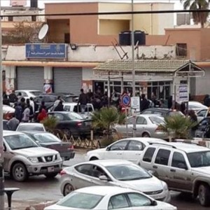 عودة مشهد الطوابير أمام محطات الوقود في طرابلس