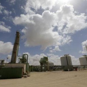 النفط يهبط دولارا بعد اتفاق إعادة فتح موانئ ليبية