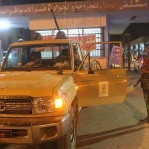 سيارة تابعة للأمن أمام مستشفى الجلاء بمدينة بنغازي - أرشيفية 