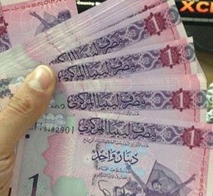 التجار يكبدون الدينار الليبي