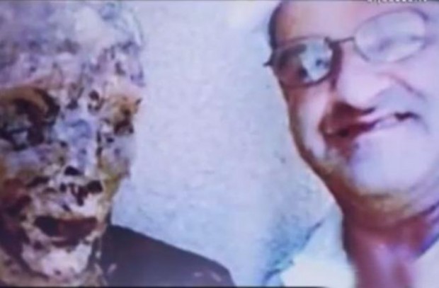 لبناني ينبش قبر أمه ويلتقط صورة معها "سيلفي"