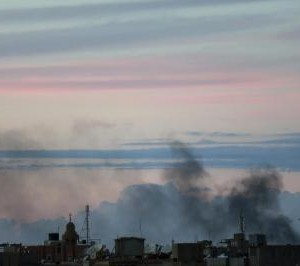 دخان أسود في سماء مدينة بنغازي بعد اشتباكات يوم الاثنين. رويترز 