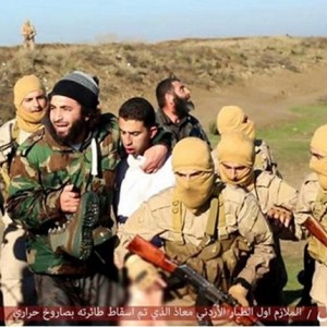 صورة للطيار الأردني بثتها حسابات الدولة للحظة أسره - تويتر