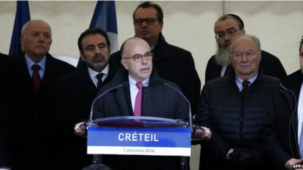 وزير الداخلية الفرنسي، برنارد كازينوف مخاطبا حشدا من الفرنسيين في إحدى ضواحي باريس 