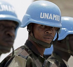 'أشخاص يُقتلون ونساء تغتصب.. لن نغادر' 