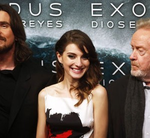 يشكك في معجزة 'شقه البحر الى نصفين' 