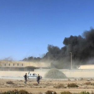 دخان يتصاعد من أحد المباني جراء قصف لقوات حفتر على مدينة زوارة (رويترز-أرشيف)