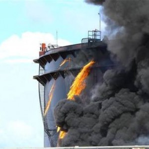 الحرائق التي شملت خمسة صهاريج للنفط 