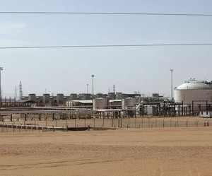 ضربات جوية واشتباكات قرب ميناءين نفطيين في ليبيا