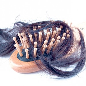 تعاني كثير من السيدات من مشكلة تساقط الشعر وقلة كثافته