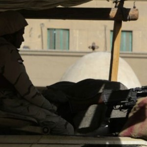 السلطات الأمنية تفرض تدابير أمنية مشددة على الكنائس، من بينها كاتدرائية القديس مرقس في حي العباسية بالقاهرة التي سيقام فيها قداس عيد الميلاد.