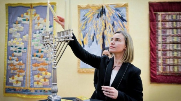 שרת-החוץ-של-האיחוד-האירופי-מדליקה-נר-חנוכה-צילום-johan-Dehon-635x3571