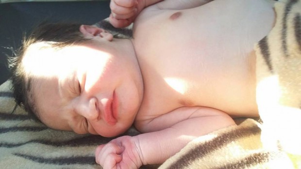العثور على طفل حديث الولادة أمام مركز طبرق الطبي