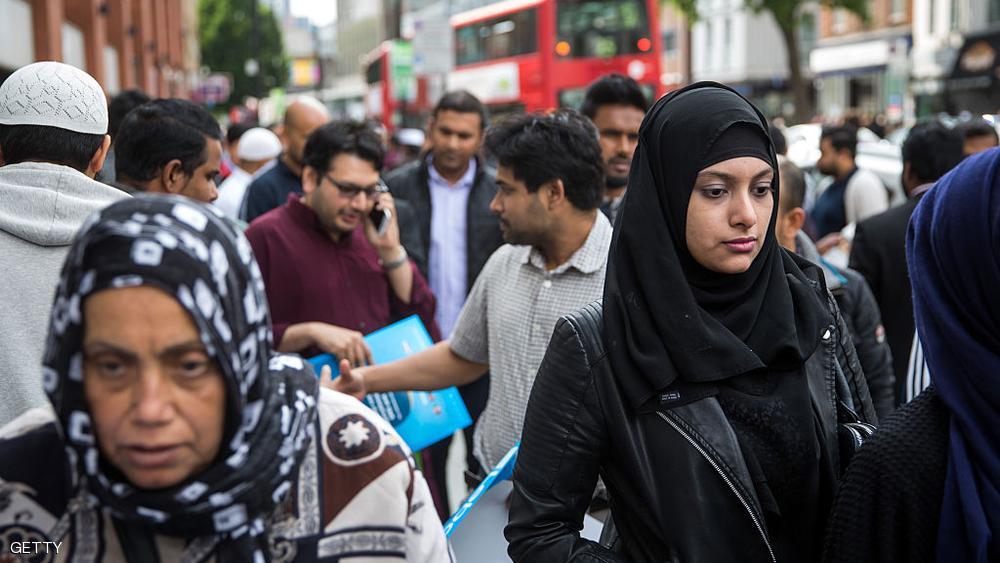 بريطاني يدافع عن فتاة مسلمة