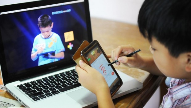 دراسة: قضاء ساعات طويلة أمام الشاشات يعرض الصغار للاكتئاب