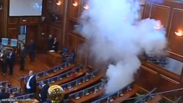 مشهد انتشار الدخان في قاعة البرلمان