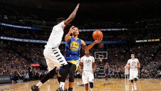 من مباراة غولدن ستيت ورويورز مع دنفر ناغتس الأحد