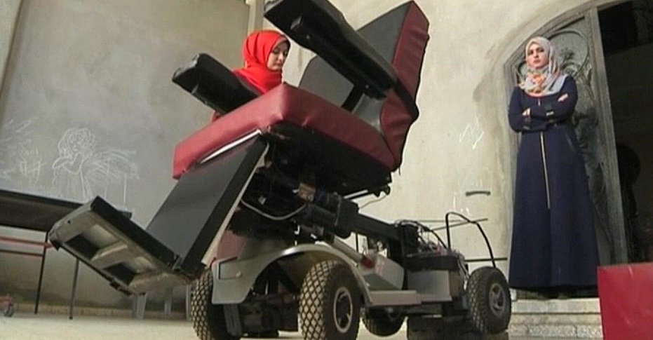 كرسي للمعاقين يتحرك بأوامر صوتية