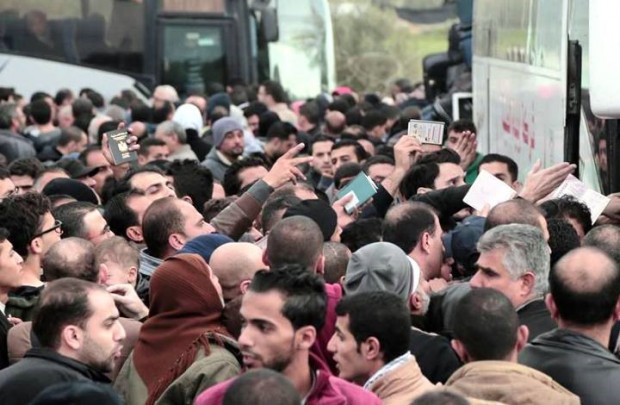 حركة الرحلات عبر معبر رفح بطيئةٌ للغاية والوضع لا يسع الحالات الإنسانية