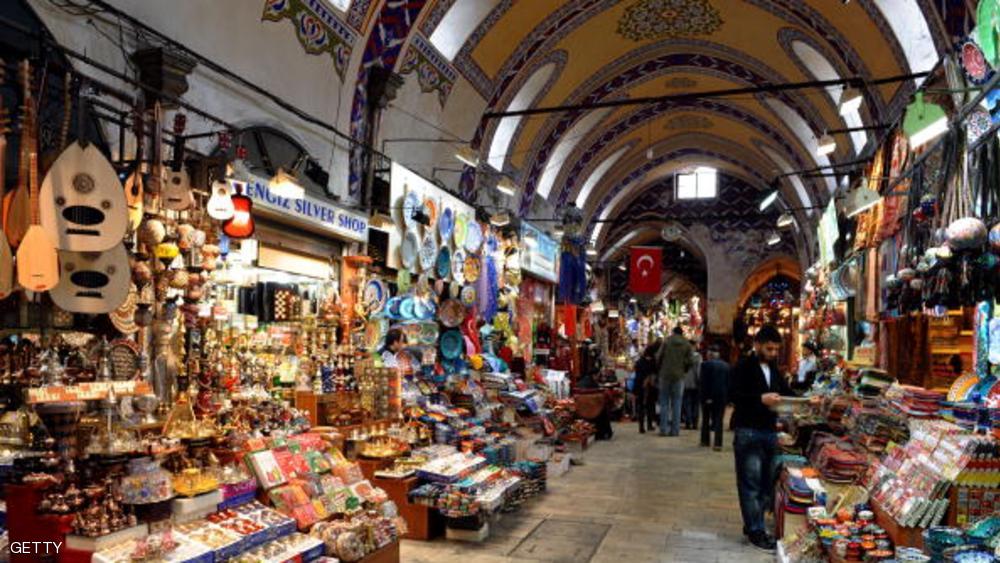 أحد الأسواق السياحية في مدينة إسطنبول التركية
