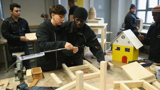 ألمانية تدرّب لاجئا إفريقيا على النجارة في العاصمة الألمانية برلين