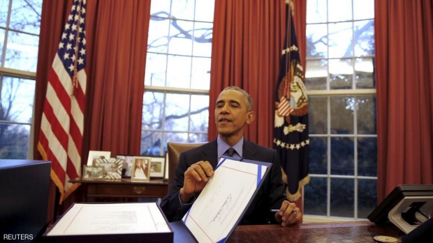 أوباما خلال توقيعه على الميزانية الجديدة
