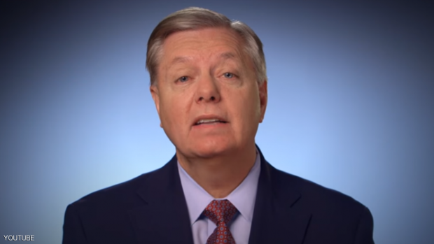 المرشح المنسحب من الانتخابات التمهيدي للحزب الجمهوري ليندسي غراهام خلال إعلانه الانسحاب