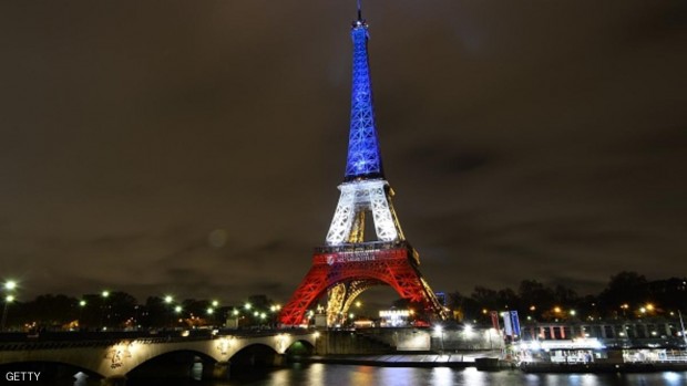 برج إيفل في باريس وقد اكتسى ألوان العلم الفرنسي
