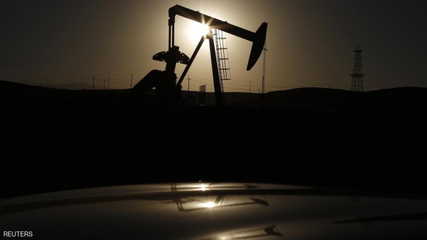 تخمة المعروض العالمي تدفع أسعار النفط إلى الانخفاض