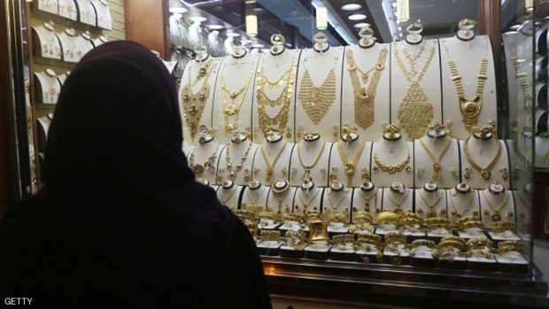 تطالع واجهة محل للذهب ـ أرشيفية