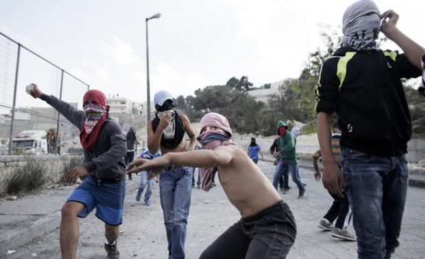 تواصل الإشتباكات بين الفلسطينيين وقوات الإحتلال الإسرائيلي