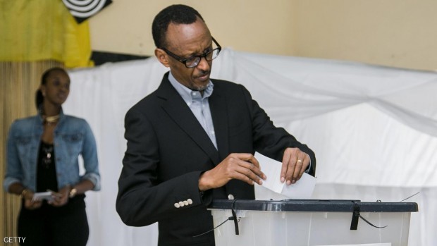 رئيس رواندا بول كاغامي أثناء الإدلاء بصوته في الاستفتاء على التعديل الدستوري